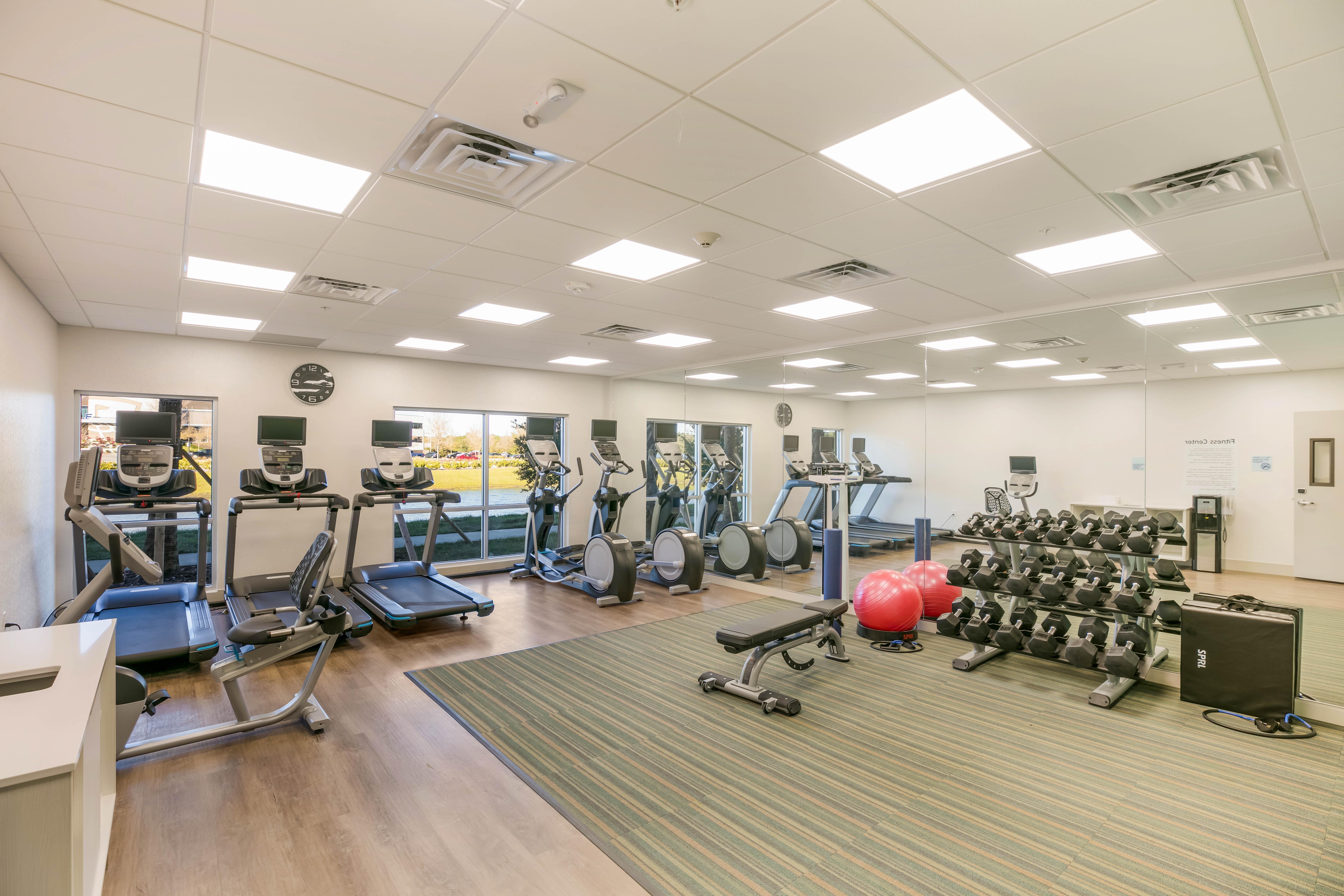 Holiday Inn Express & Suites Jacksonville - Town Center By Ihg Exterior photo